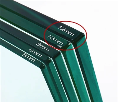 Beth yw'r gwahaniaeth rhwng gwydr tymherus 10mm a 12mm ar gyfer cyrtiau padel?