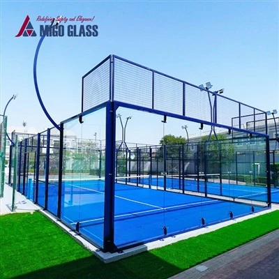 Adeiladu Cwrt Padel Ger y Môr Mae angen Sylw Ychwanegol ar Eich System Wydr